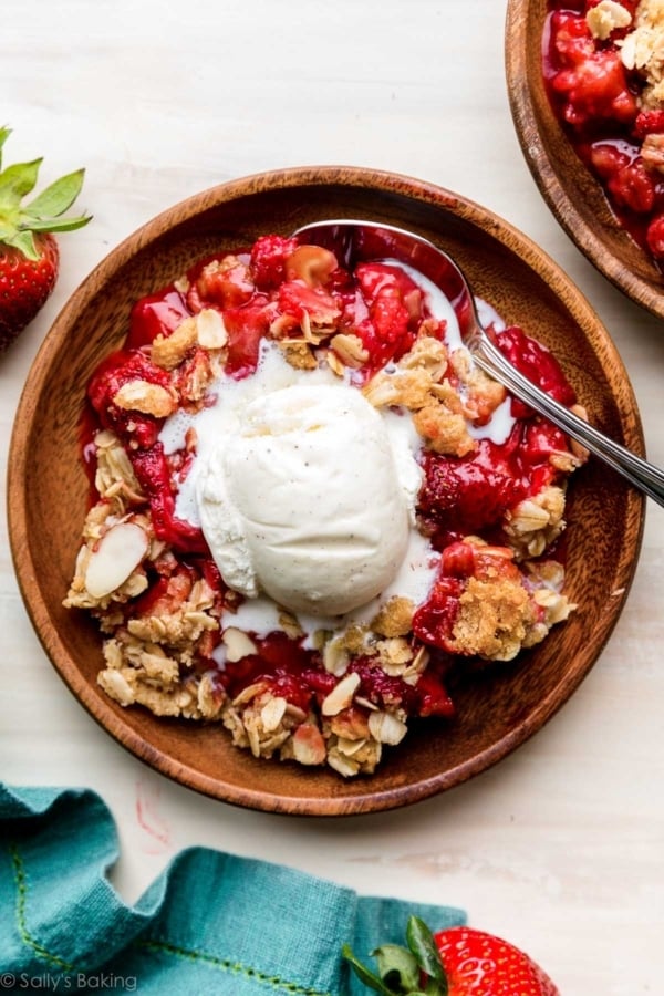 strawberry crisp dessert.